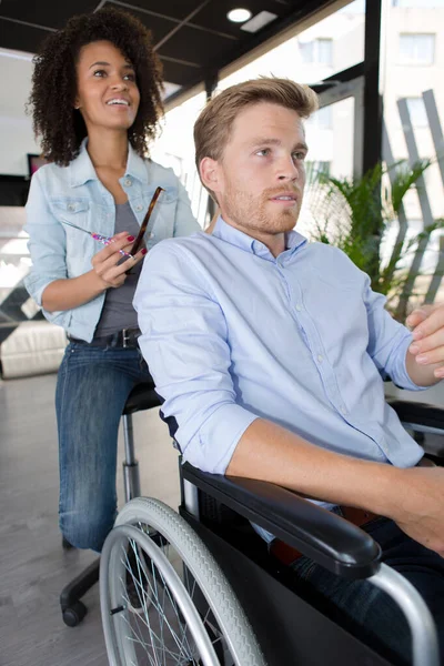 Vrouwelijke Kapper Knippen Schakelt Man Haar — Stockfoto