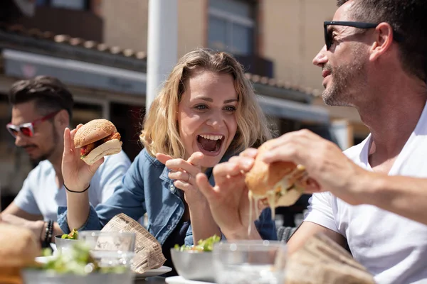 快乐的恋人在户外吃大汉堡 — 图库照片