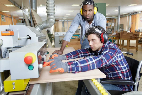 Travailleur Handicapé Fauteuil Roulant Dans Usine Collègue — Photo