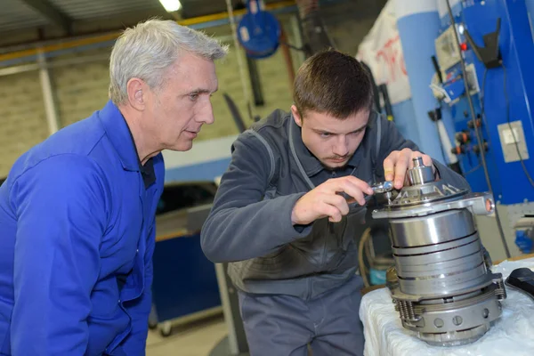 Student Mit Lehrer Repariert Während Der Ausbildung Ein Auto — Stockfoto