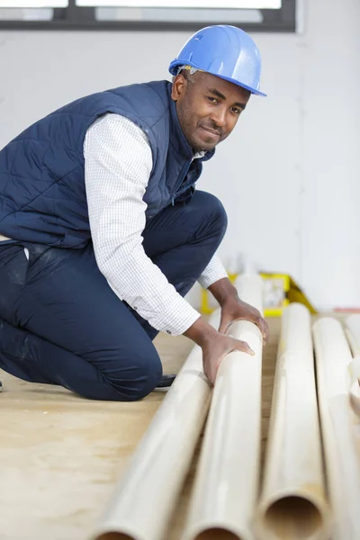 Construtor Macho Segurando Elementos Tubos Plástico Interior Local Construção — Fotografia de Stock