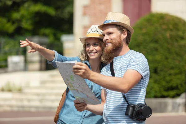 Turistas Felices Turismo Ciudad Con Mapa —  Fotos de Stock