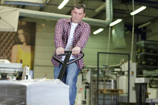 Hombre Lleva Bolsas Pesadas Productos Terminados Una Fábrica —  Fotos de Stock