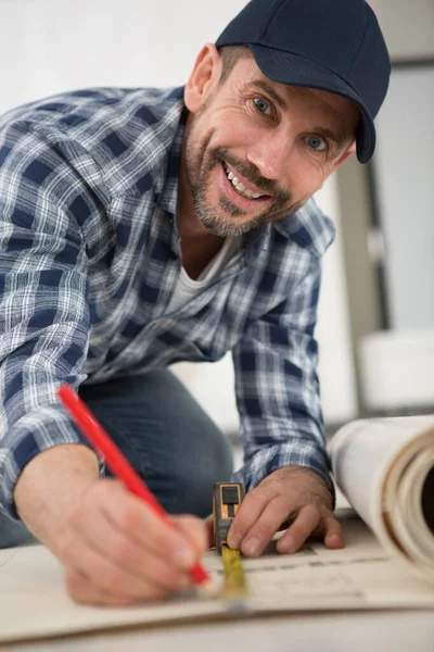 Vrouw Meten Vloer Met Meetlint — Stockfoto