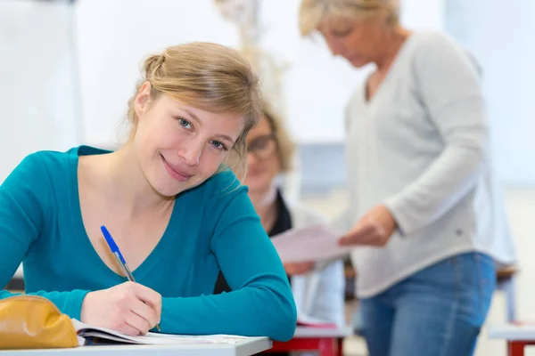 Vista Jovem Estudante Atraente Fazendo Exames — Fotografia de Stock