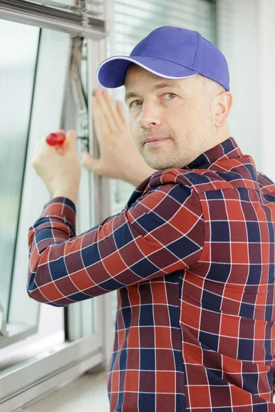 Ernster Mann Schraubt Fensterrahmen — Stockfoto