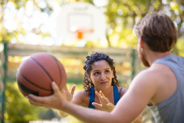 Casal Jogando Basquete Quadra Livre — Fotografia de Stock