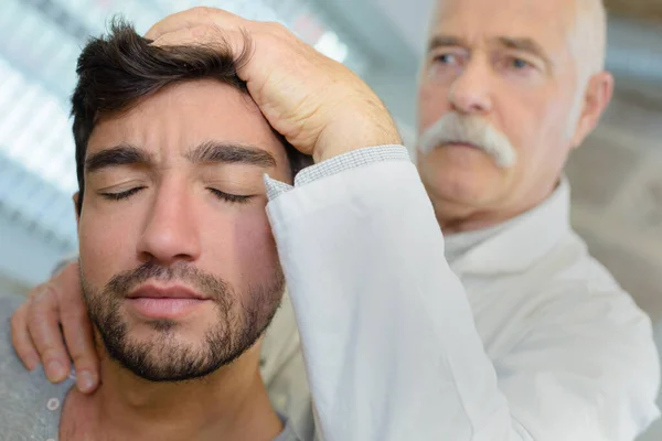 Seniorphysiotherapeut Gibt Patientin Klinik Kopfmassage — Stockfoto