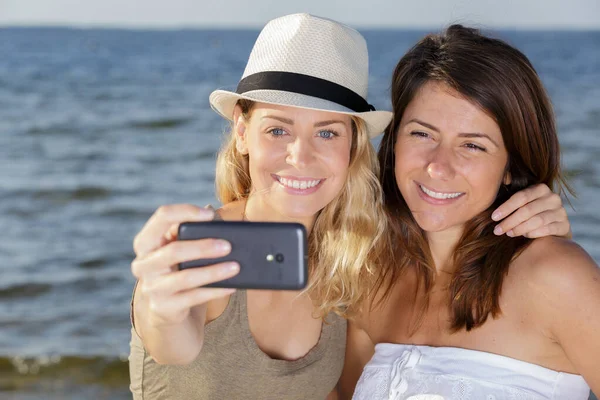 Jóvenes Amigas Vacaciones Tomando Selfie Playa —  Fotos de Stock