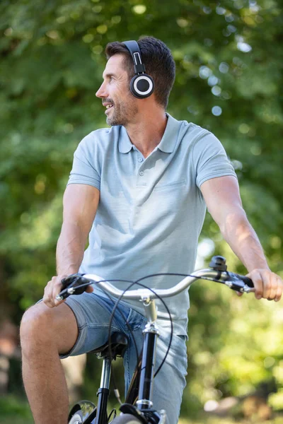 Mann Auf Fahrrad Freien Lächelt — Stockfoto