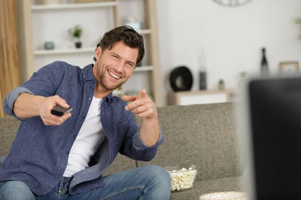 Hombre Sosteniendo Control Remoto Señalando Sonriendo — Foto de Stock