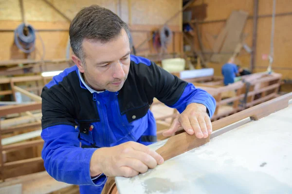 Een Botenmaker Aan Het Werk — Stockfoto