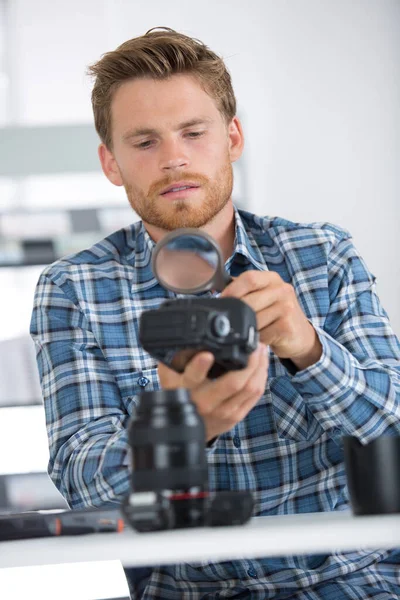 Fotógrafo Masculino Reparando Dslr Seu Local Trabalho — Fotografia de Stock