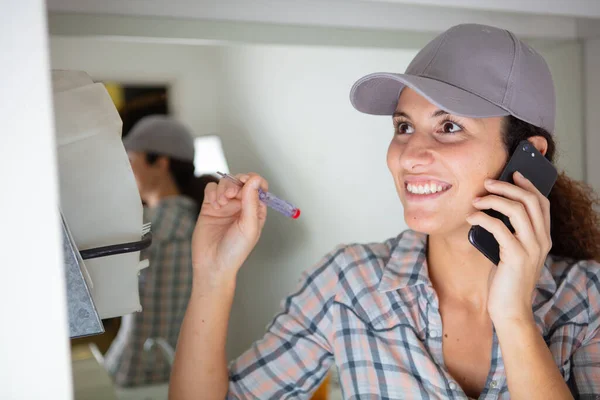 Heureux Constructeur Féminin Avec Tournevis Parler Sur Smartphone — Photo