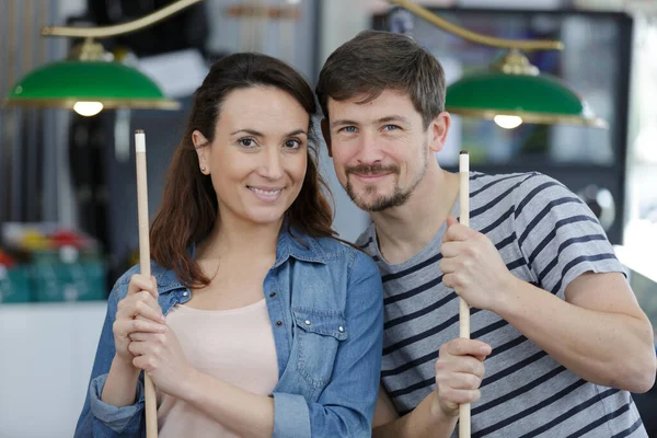 Junges Paar Spielt Gemeinsam Snooker Bar — Stockfoto