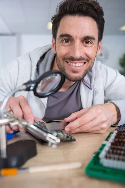 Homem Feliz Com Laptop Desmontado Quebrado — Fotografia de Stock