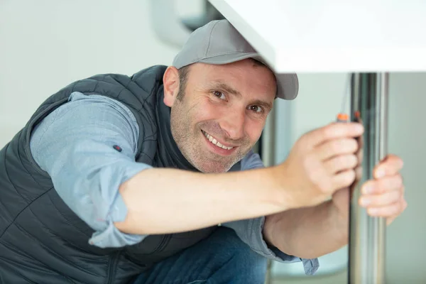 Hombre Ensamblando Muebles Cocina — Foto de Stock