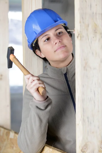 Professional Female Builder Banging Nail Hammer — Stock Photo, Image