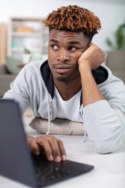 Verveelde Hipster Man Met Behulp Van Een Laptop — Stockfoto