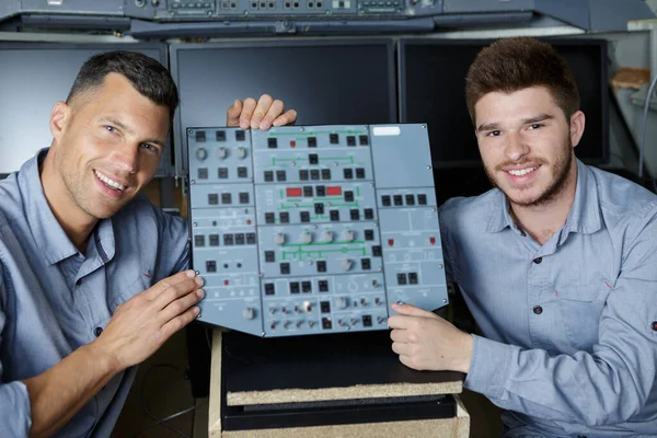 Два Инженера Работающие Компонентами Электроники — стоковое фото