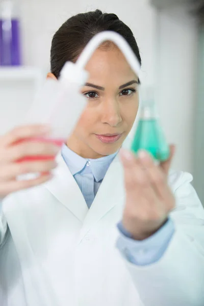 Científico Femenino Usando Gotero Durante Experimento Científico — Foto de Stock