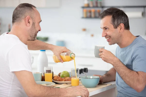 Man Gay Paar Hun Keuken — Stockfoto