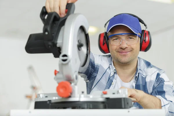 Geschoolde Houtbewerker Die Veiligheidsuitrusting Draagt Met Een Verstekzaag — Stockfoto