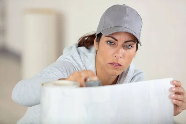 Mujer Corte Papel Con Cortador Casa —  Fotos de Stock