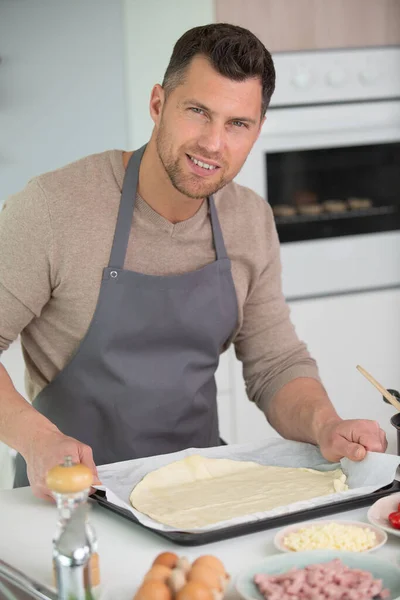 Jonge Man Met Een Taart Een Moderne Keuken — Stockfoto
