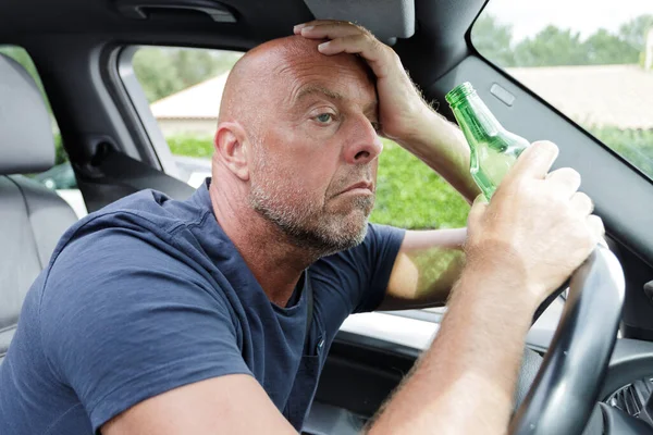 Ubriaco Uomo Crollato Sul Volante Nella Sua Auto — Foto Stock