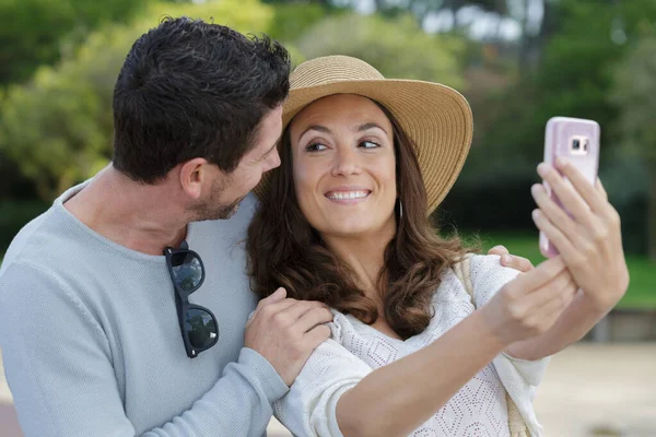 Casal Tomando Selfie Parque — Fotografia de Stock