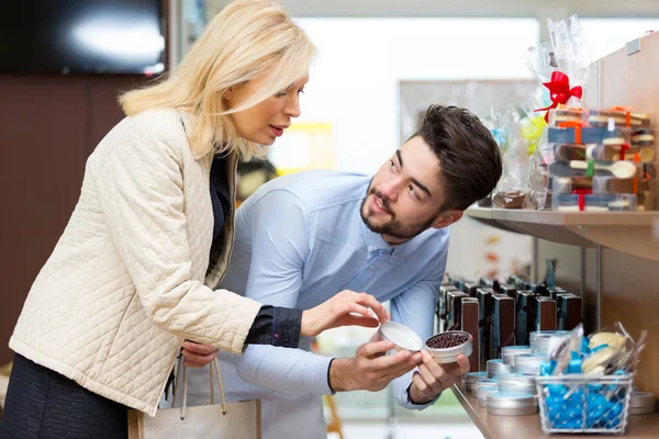 Giovane Uomo Sceglie Cioccolatini Negozio — Foto Stock