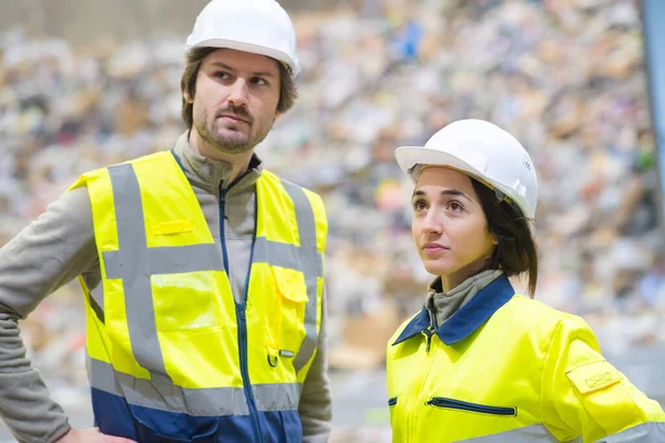 Porträt Von Recyclingarbeitern Die Nach Oben Schauen — Stockfoto