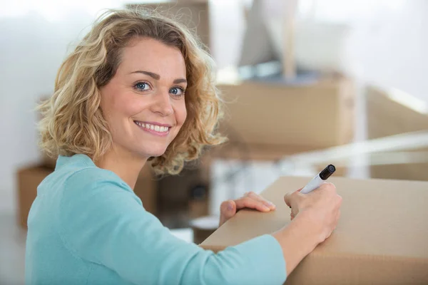 Hermosa Caja Apertura Mujer Joven — Foto de Stock