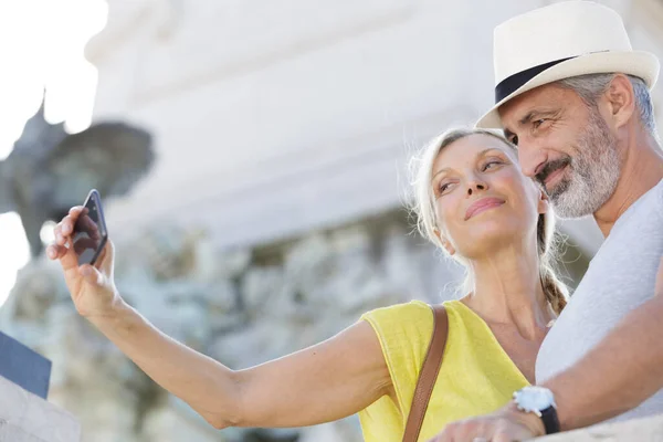 Pareja Madura Tomando Selfie Aire Libre Con Teléfono Inteligente —  Fotos de Stock