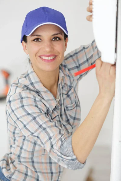 Female Builder Working Wall — Stock Photo, Image