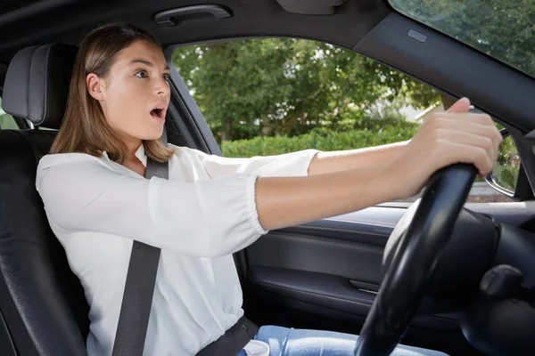 Geschokte Vrouw Tijdens Het Sturen Van Haar Auto — Stockfoto