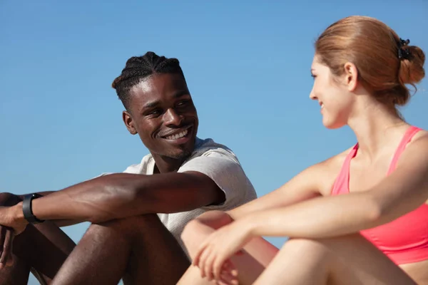 Casal Multirracial Sportswear Estão Descansando Livre Dia Ensolarado — Fotografia de Stock