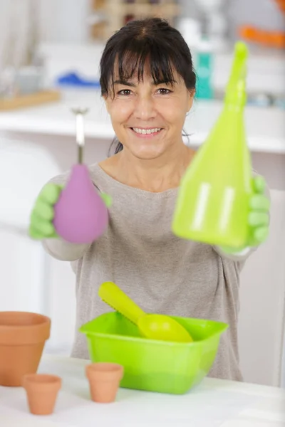 Floristin Zeigt Spray Für Pflanzen — Stockfoto