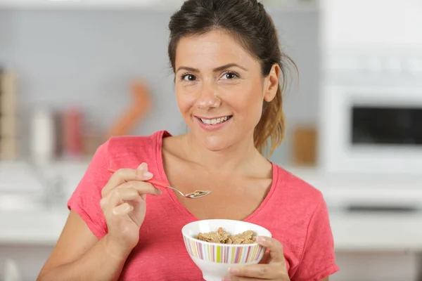 Junge Frau Frühstückt Morgens Bett — Stockfoto