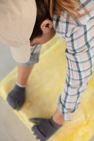 Vrouwelijke Werknemer Controleert Piepschuim Polystyreen Isolatie — Stockfoto