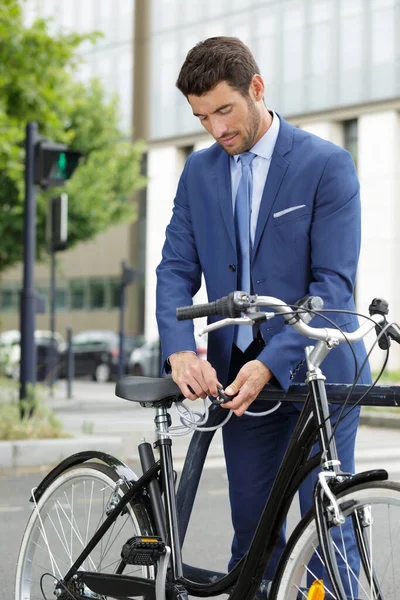 屋外で自転車を持っているビジネスマンは — ストック写真