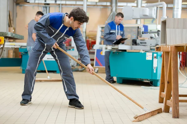 근로자가 바닥을 청소하는 — 스톡 사진