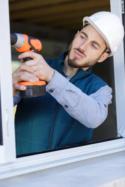 Mann Bohrt Fensterrahmen — Stockfoto