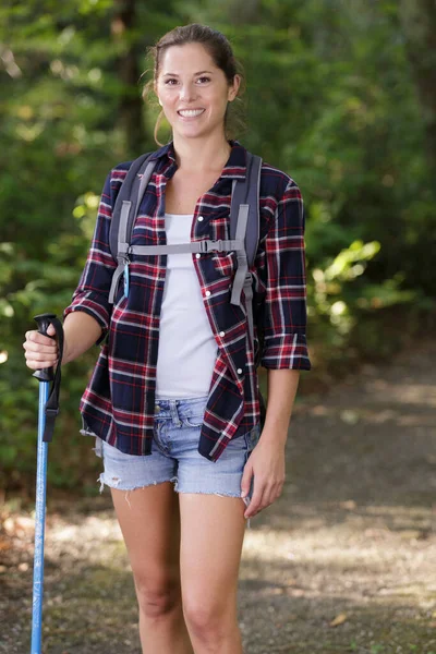 Donna Escursionista Sorridente Piedi Fuori Nella Foresta — Foto Stock