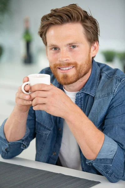 Homem Feliz Tendo Uma Xícara Café Cozinha — Fotografia de Stock