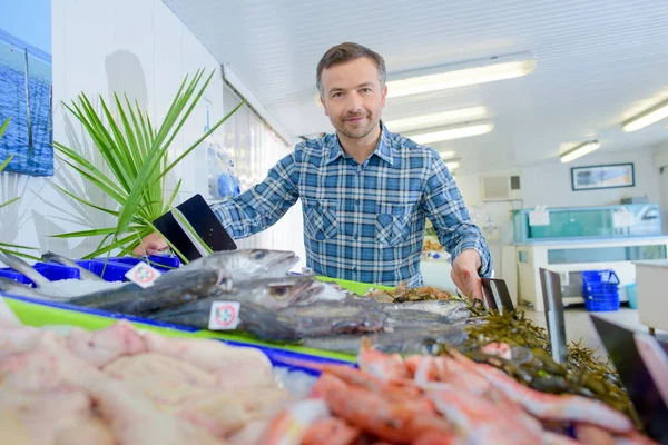 彼の屋台で魚屋の肖像画 — ストック写真