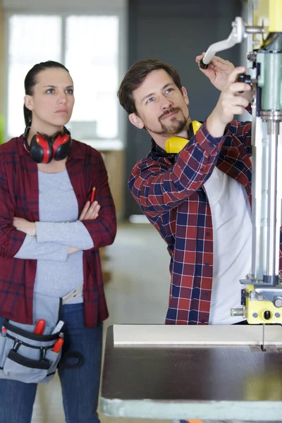 Man Vrouw Met Machine Fabriek — Stockfoto