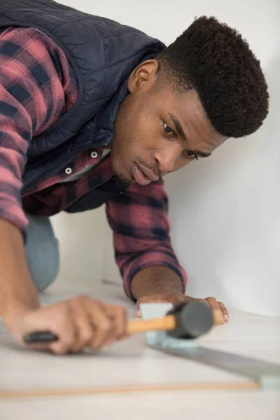 Male Worker Installing New Wooden Laminate Floor — Stock Photo, Image