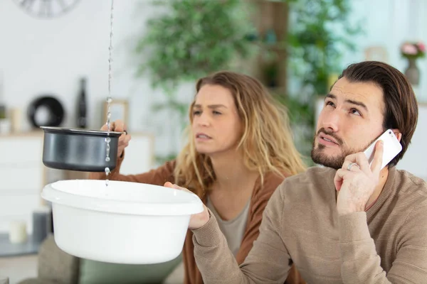 Casal Desesperado Chamando Para Seguro Preocupado Com Vazamentos Casa — Fotografia de Stock